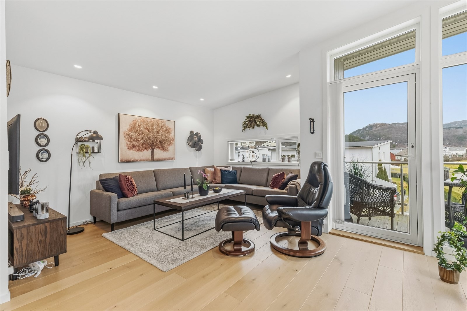 Lun og god sofakrok med god plass til stor sittegruppe. Galleribilde