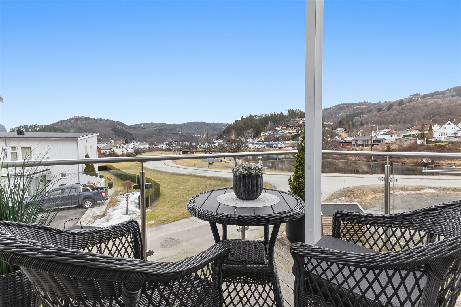 Fra luftebalkongen i front av boligen kan man nyte en flott utsikt. Balkongen er overbygd, noe som gir en lun og skjermet sitteplass. Galleribilde