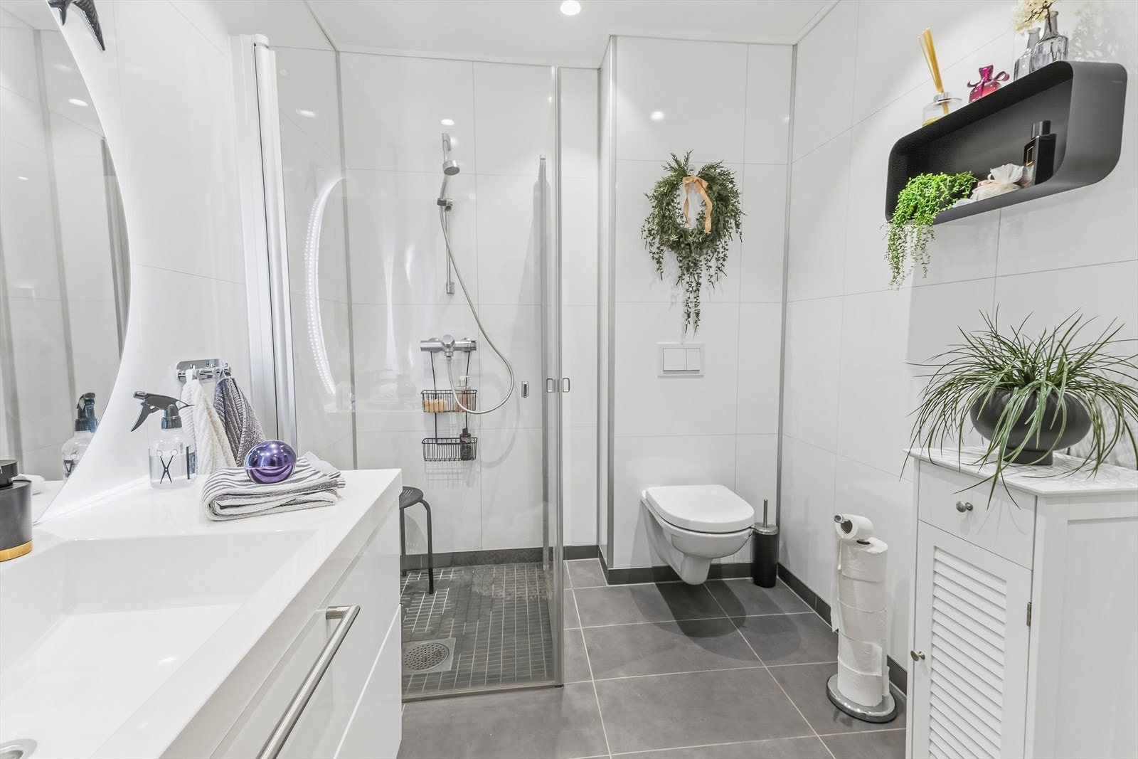 Badet er tidløst i lyse farger og flislagt gulv. Gulv har elektriske varmekabler. Galleribilde