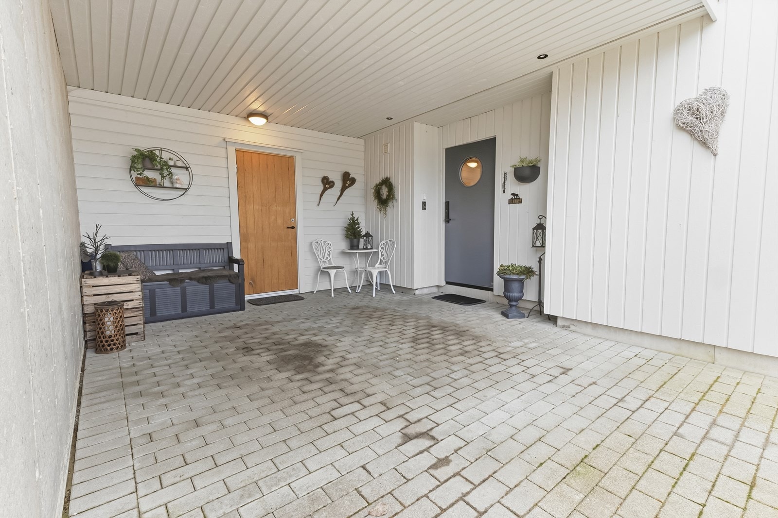 I carport er det også utvendig bod som er svært praktisk å ha så både parkering og inngangsparti. Galleribilde