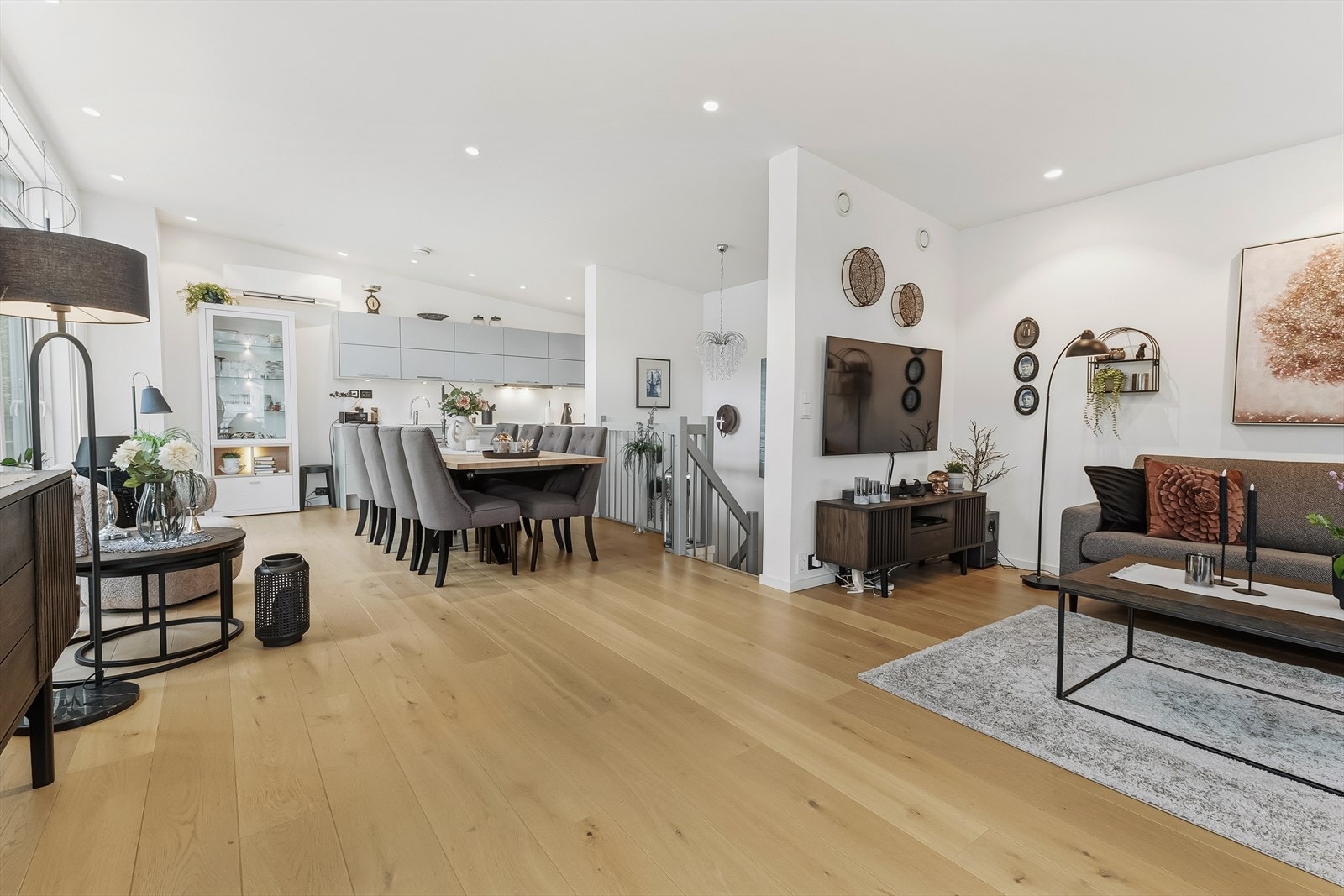 Romslig og praktisk med kjøkken i bakkant, god plass til spisebordgruppe, skyvedør ut til stor terrasse samt en luftebalkong i front. Galleribilde