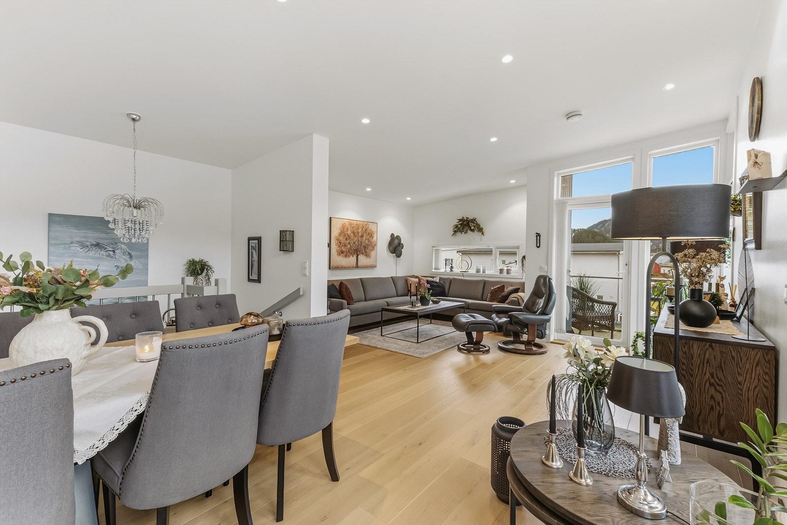 Hovedetasjen har en luftig og samtidig lun atmosfære. Her har man høyt under tak og store vindusflater. Galleribilde