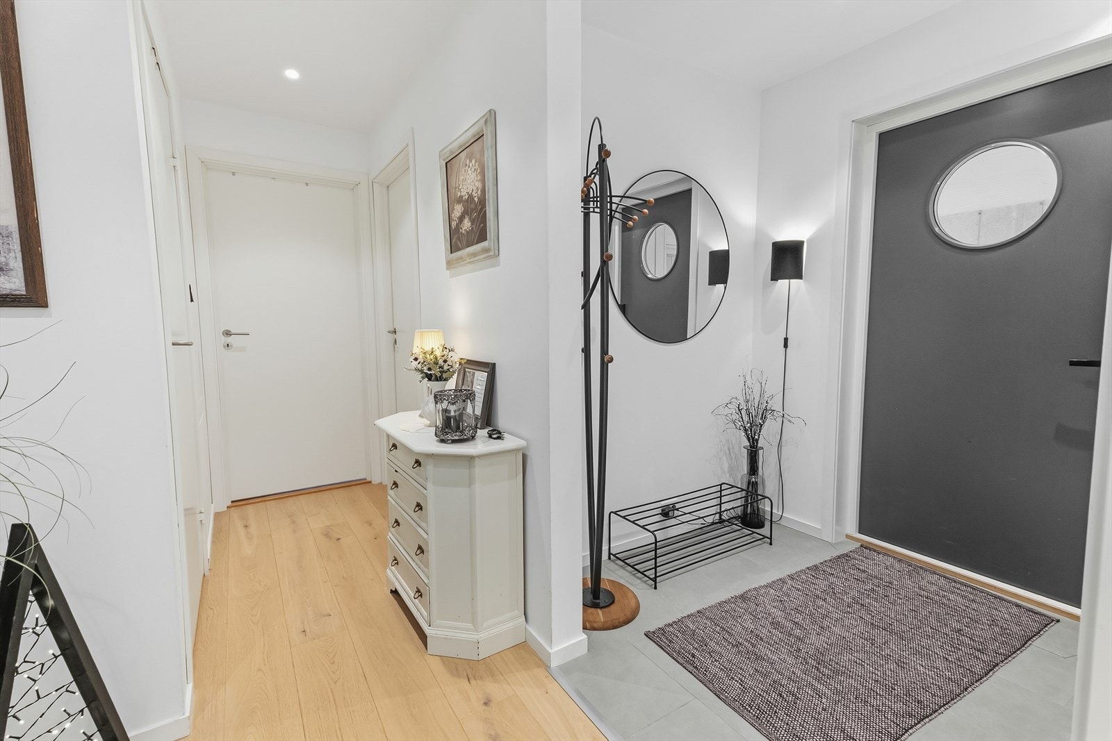 Gangen er lun og koselig med flislagt entre med elektriske varmekabler. Her ser man dør inn til bod under trapp og samtidig begge soverom på høyre side. Galleribilde