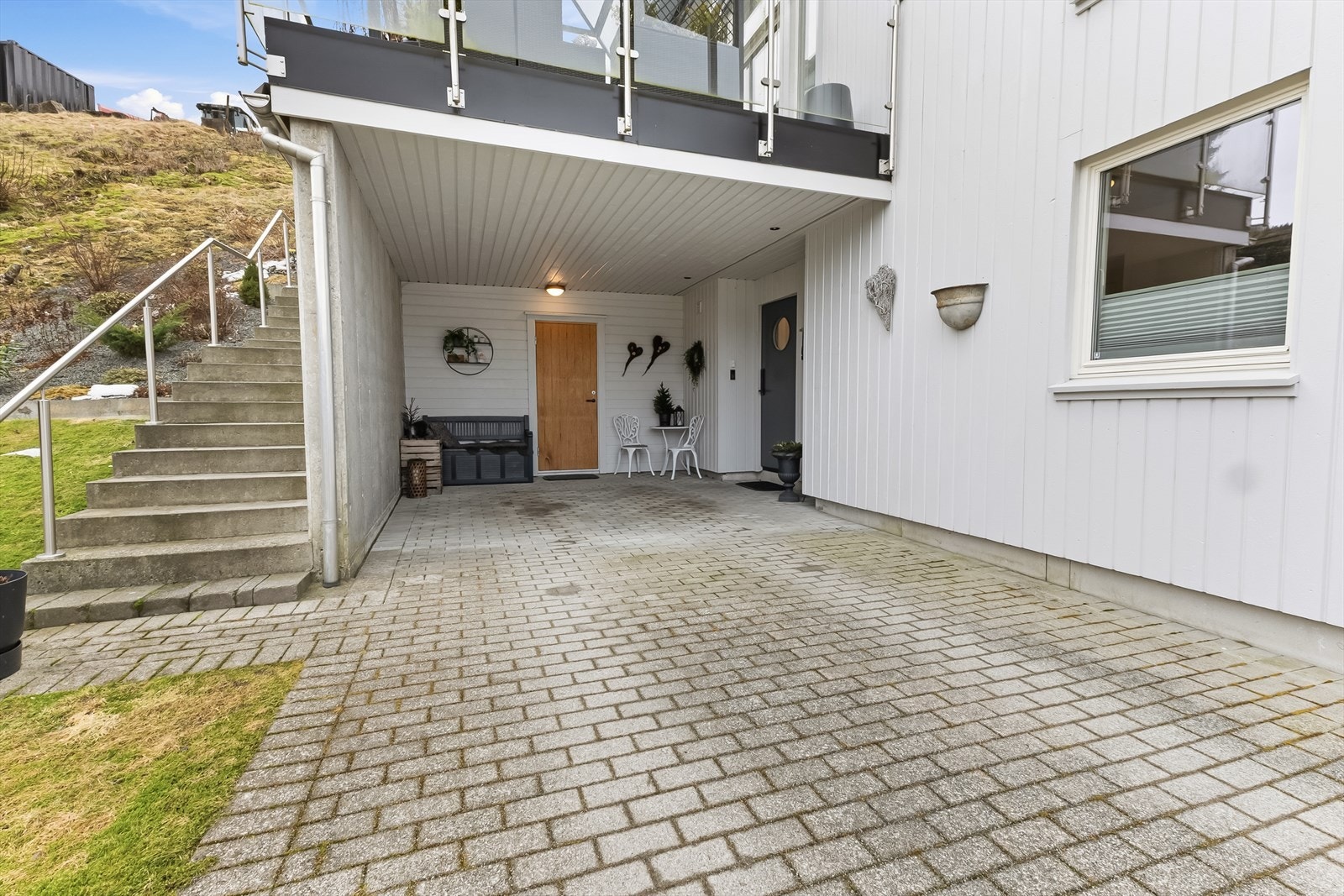 Fra gårdsplass er det også trapp opp til terrassen. Galleribilde