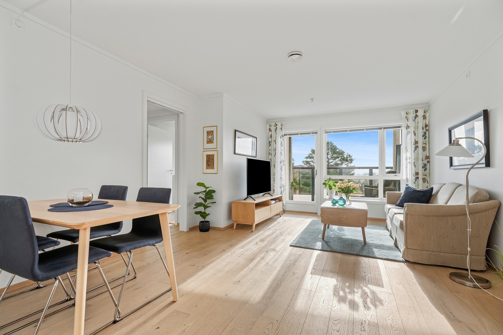 Leiligheten fremstår moderne med parkett på gulv og lyse overflater, samt store vindusflater som bidrar gode lysforhold Galleribilde