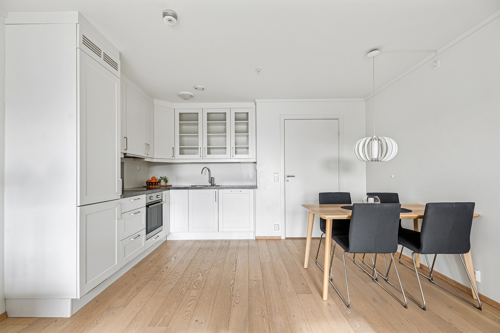 Kjøkken leveres med hvite, profilerte fronter med benkeplate av laminat Galleribilde