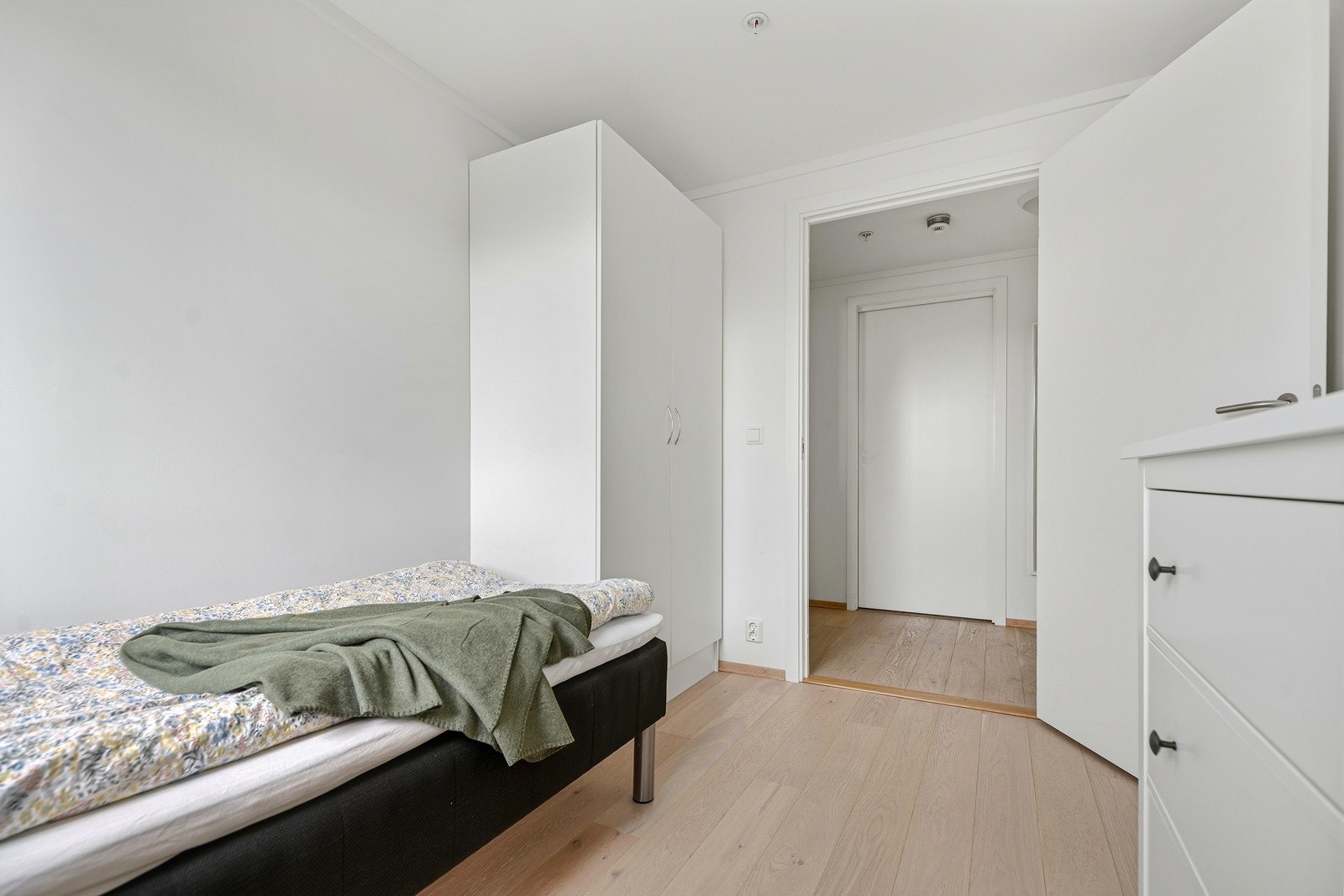 Kan fint innredes med seng, nattbord, kommode og garderobeskap Galleribilde