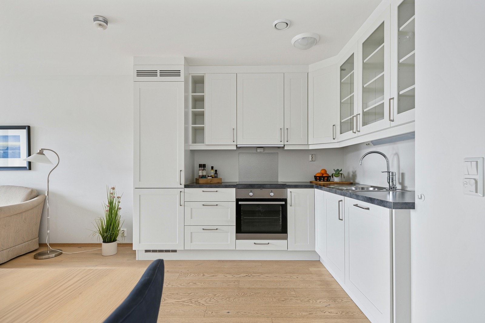 Rikelig med oppbevaringsplass i skap og skuffer Galleribilde