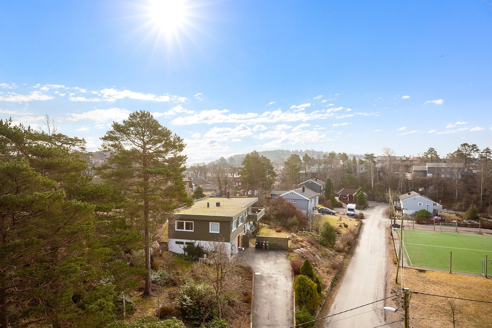 Fra balkongen er det noe sjøutsikt og gode solforhold Galleribilde