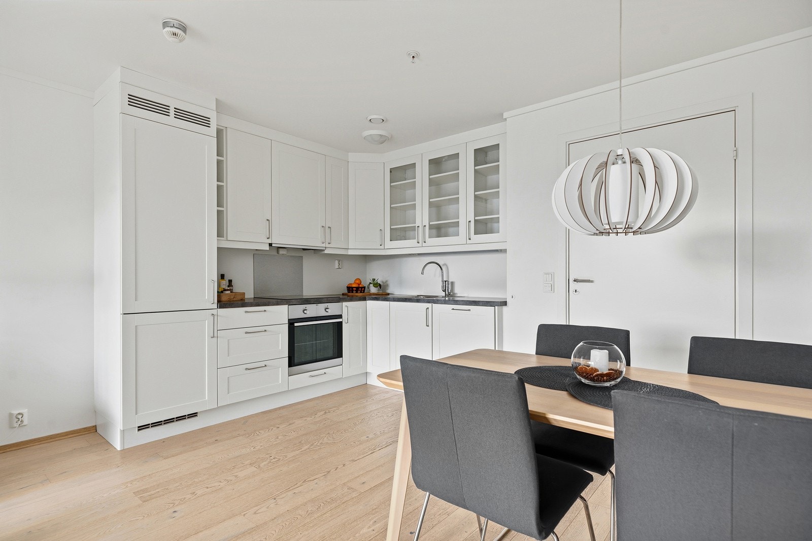 Integrerte hvitevarer består av kjøleskap, komfyr, platetopp og oppvaskmaskin Galleribilde