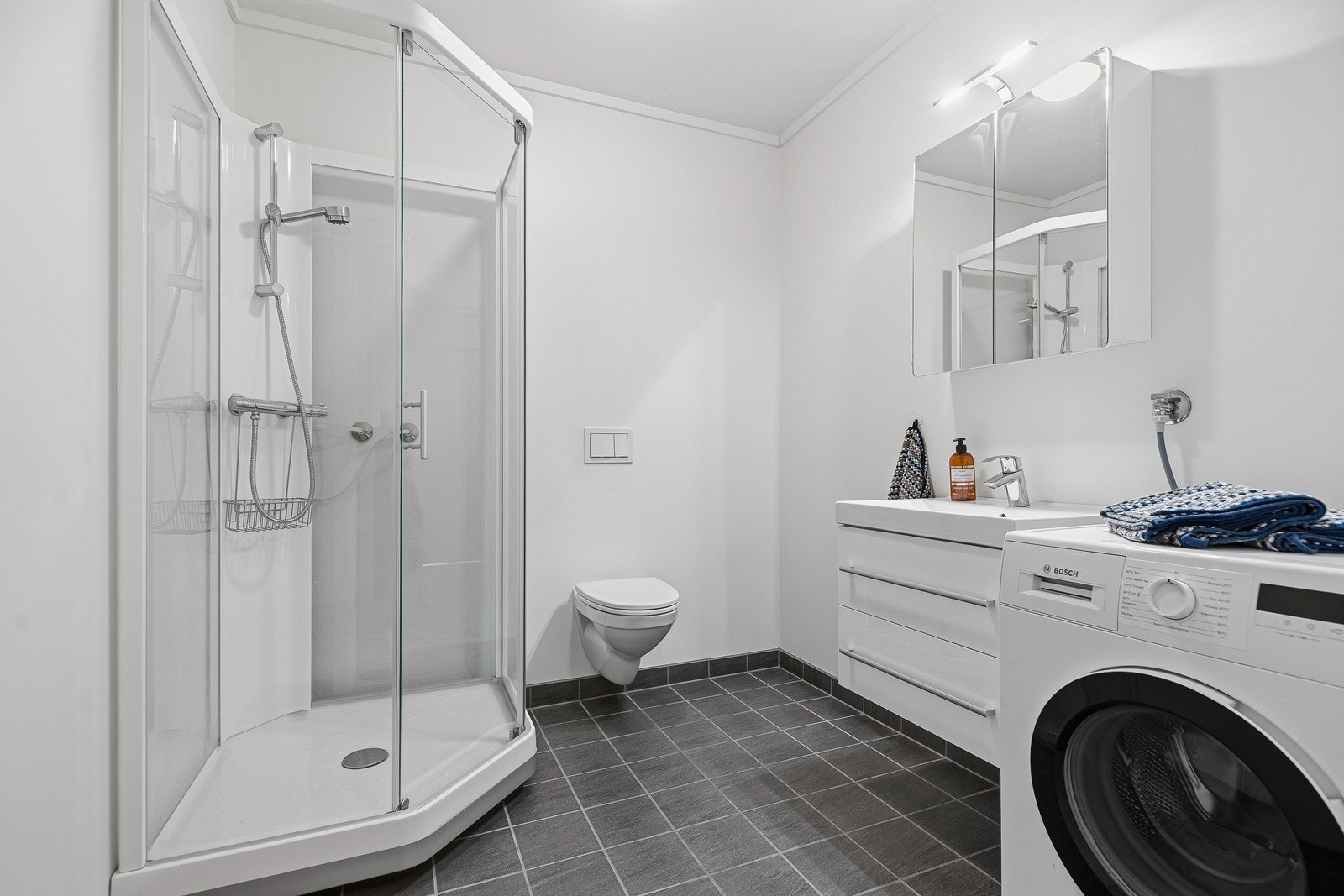 Lyst og pent bad med flislagt gulv med behagelig gulvvarme Galleribilde