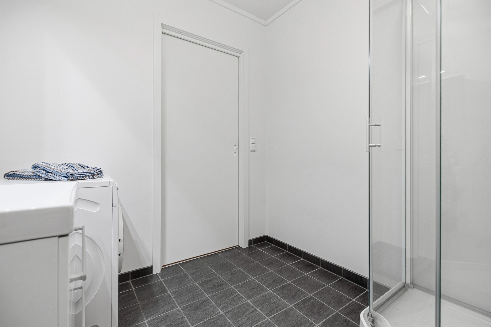 Baderommet kan innredes med dusjkabinett, servant, speil og vaskemaskin Galleribilde