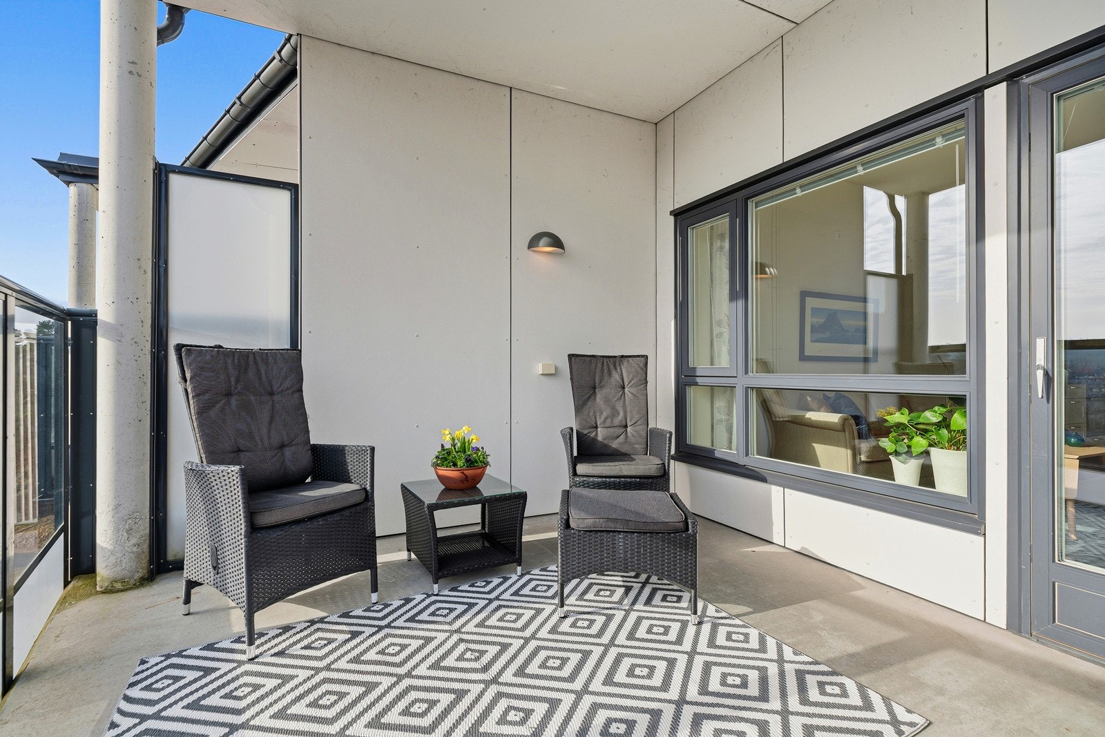 Her kan du fint innrede med sittegruppe, grill og div. beplantning Galleribilde