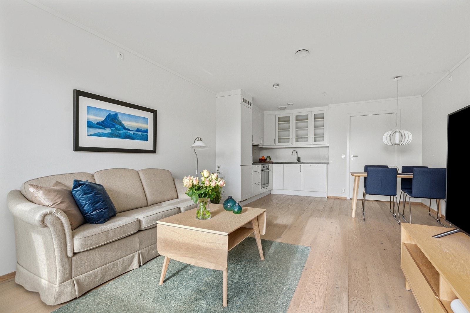 Her får du åpen stue- og kjøkkenløsning med plass til spisebord mellom sonene Galleribilde