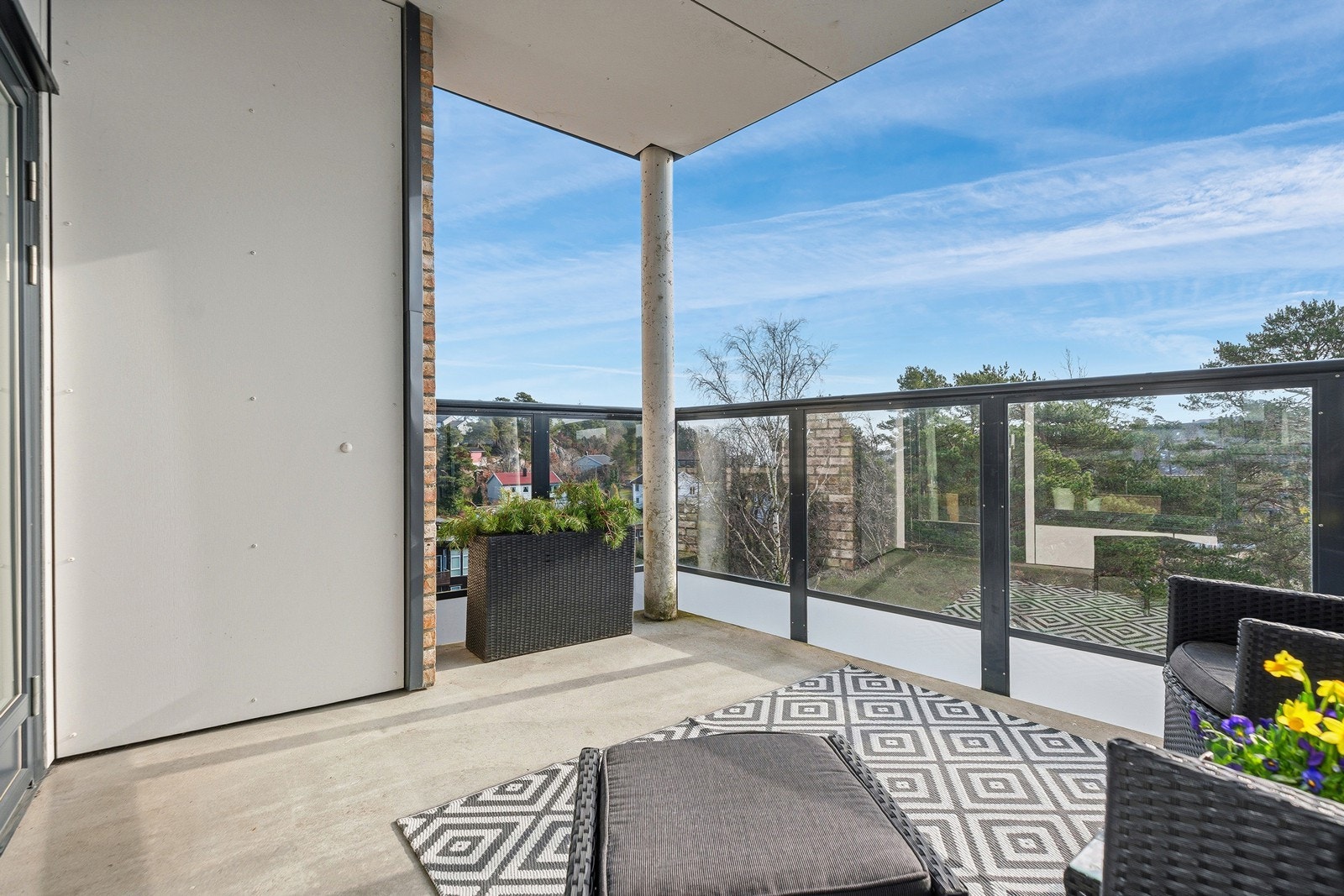 Boligen har en god planløsning med to soverom, flislagt bad, samt en åpen og sosial stue- og kjøkkenløsning med utgang til balkong Galleribilde