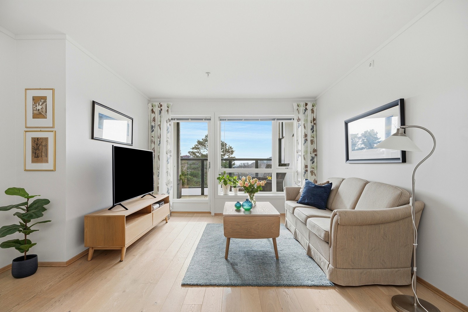 Planløsningen er praktisk og gjør det enkelt å møblere stuen i ulike soner Galleribilde