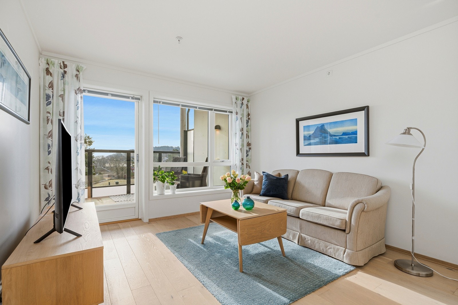 Her får man fint plass til sittegruppe med div. TV-møblement Galleribilde