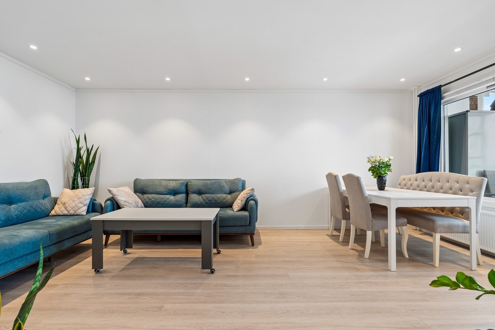 Romslig stue med god plass til både spisestue og sofagruppe. Galleribilde