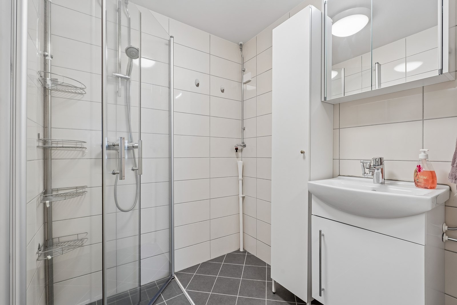 Baderommet ble renovert i 2014 men senere oppgradert med nye overflater i 2023. Galleribilde