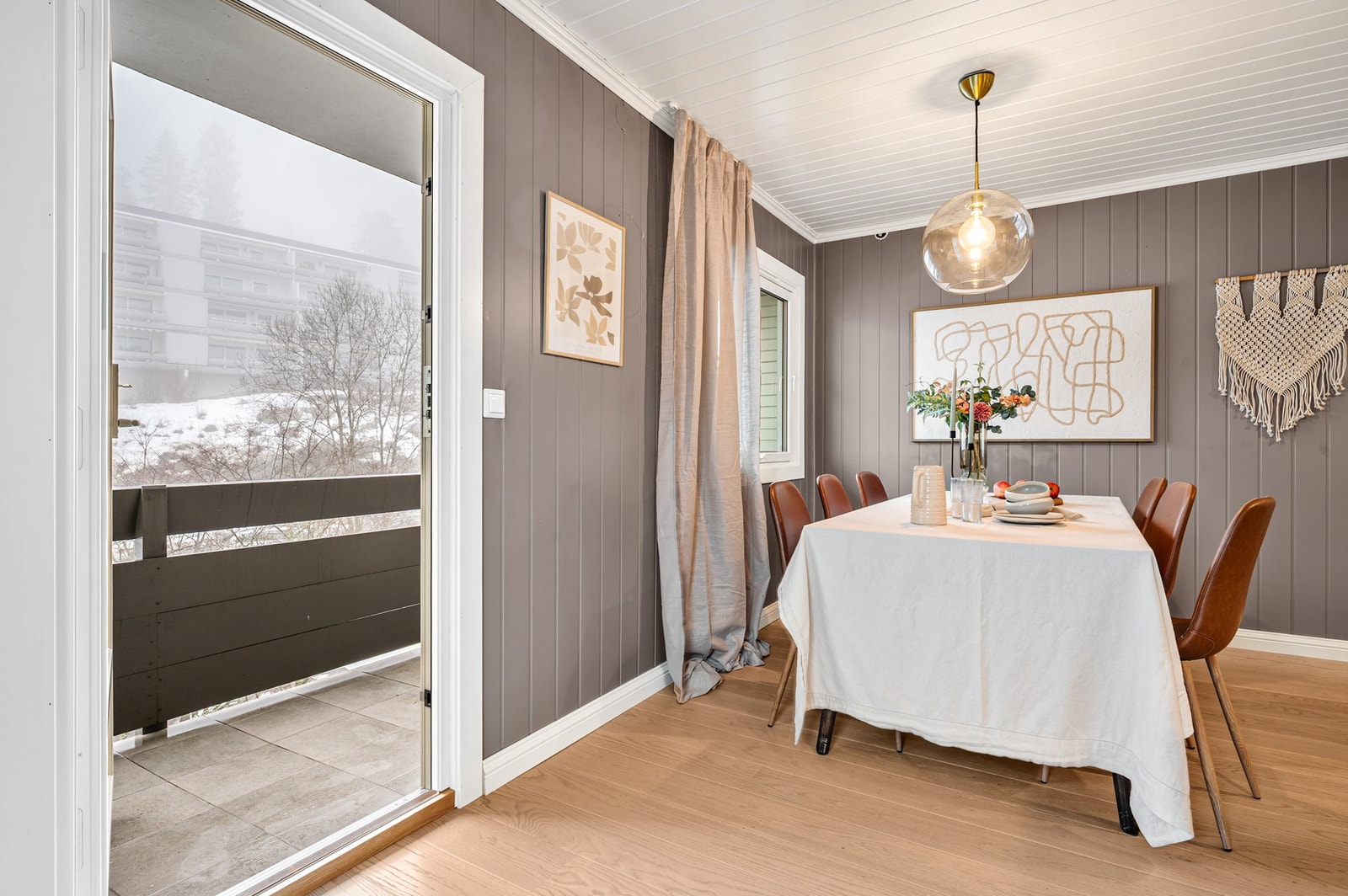 Hyggelig spiseplass med plass til spisebord og utgang til balkongen. Galleribilde