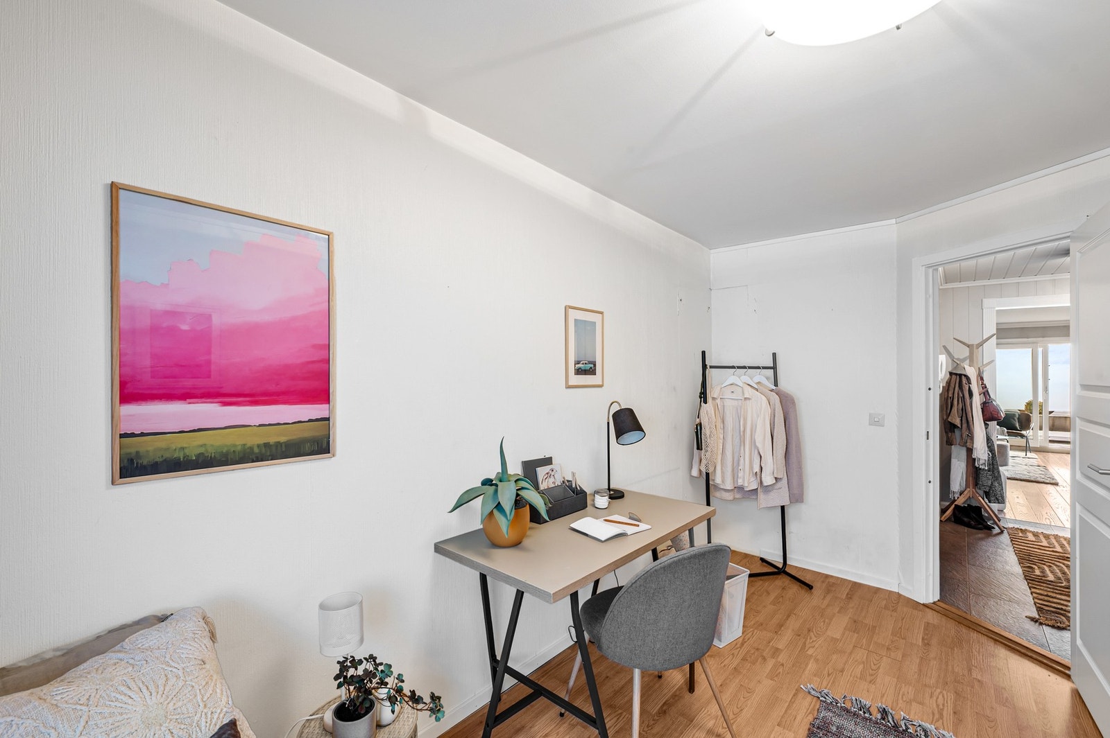 Soverommet har god plass til seng, garderobeskap og skrivepult. Galleribilde