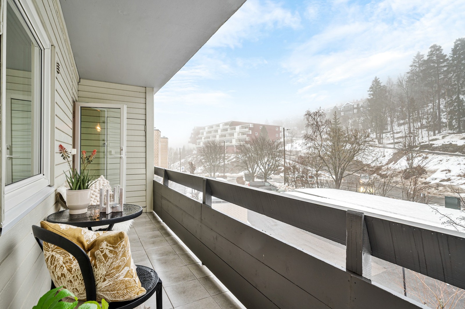 Fra stue er det utgang til balkong på 7 kvm. Galleribilde