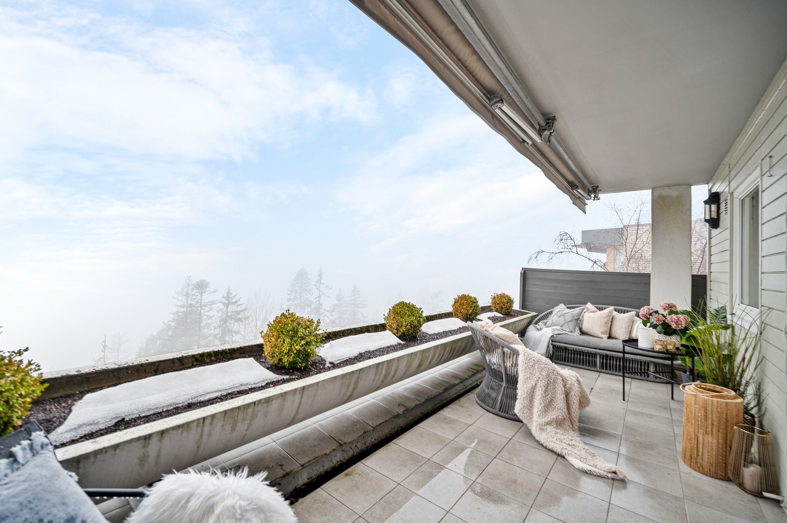 Her kan du nyte solen store deler av dagen på sommerstid. En fantastisk ramme for både morgenkaffe, middag og lange, lyse sommerkvelder. Galleribilde