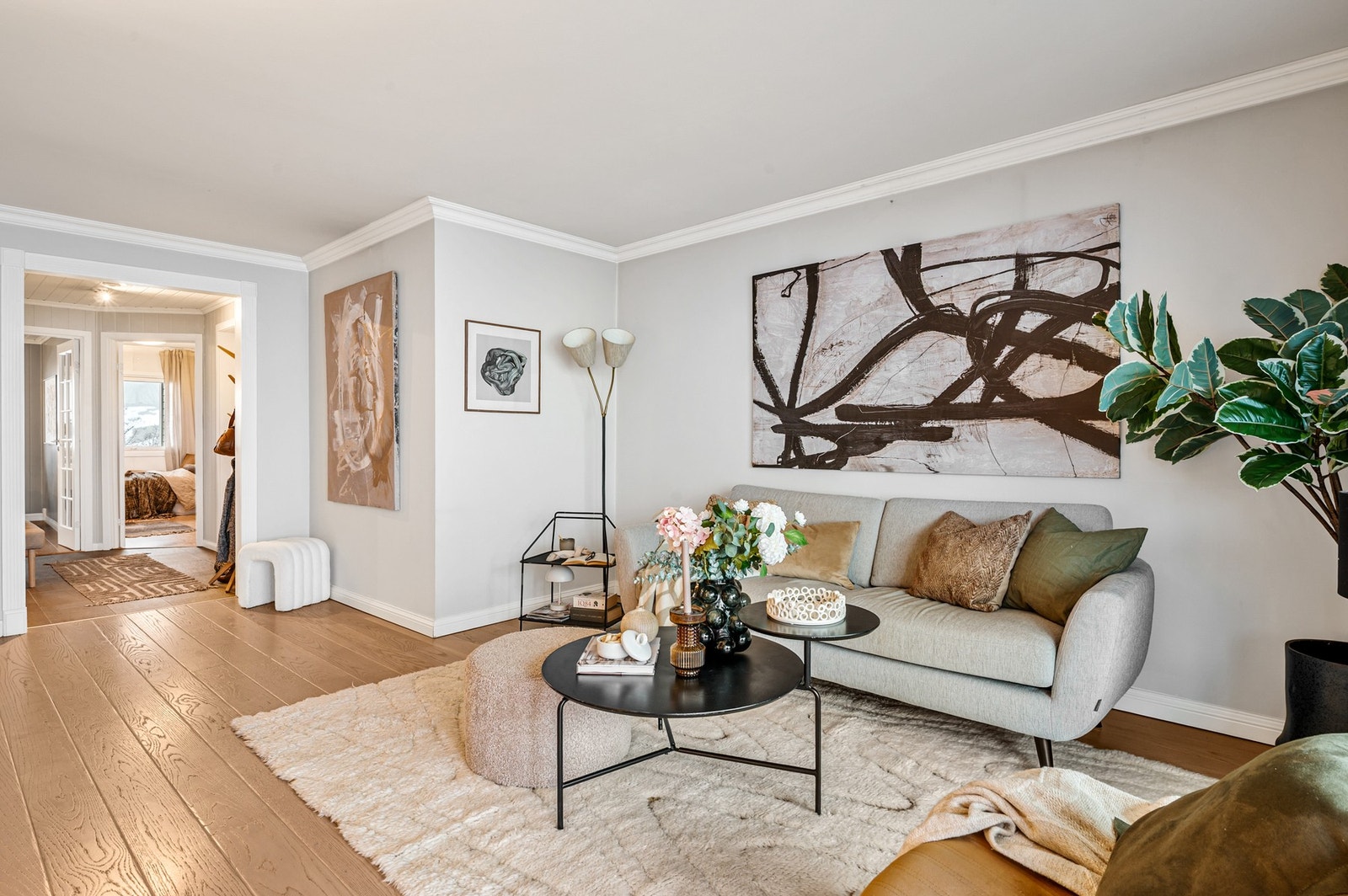 Romslig og hyggelig stue med god plass til både sofa- og sittegruppe. Galleribilde