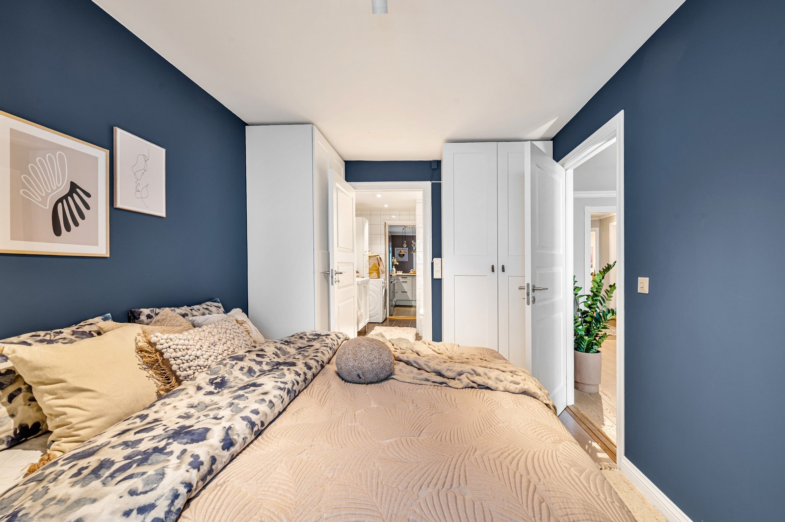 Et trivelig hovedsoverom med god romfølelse og et rolig preg, perfekt som en komfortabel og avslappende sone i hverdagen. Galleribilde