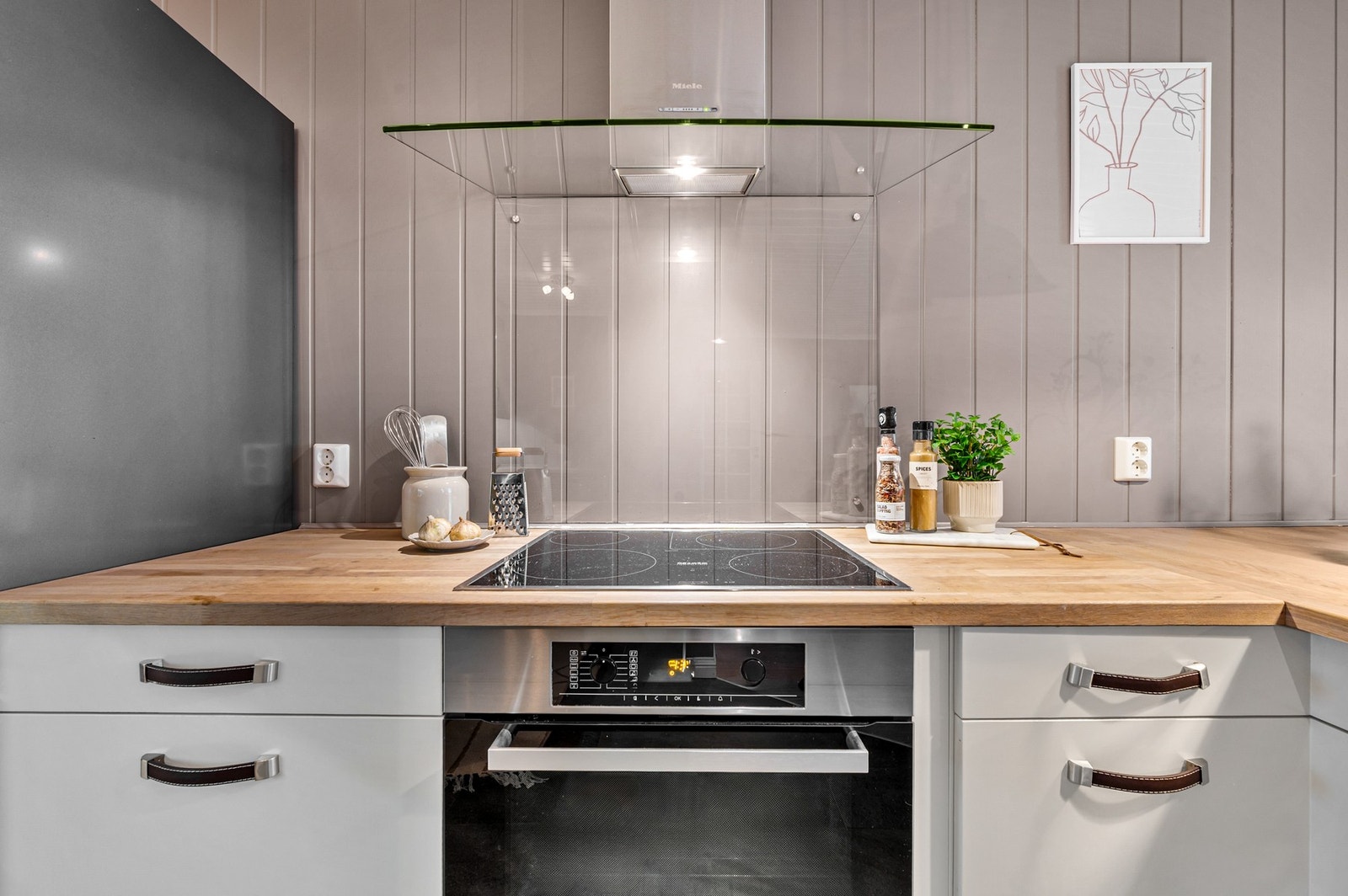 Kjøkkenet har integrert stekeovn og platetopp. Galleribilde