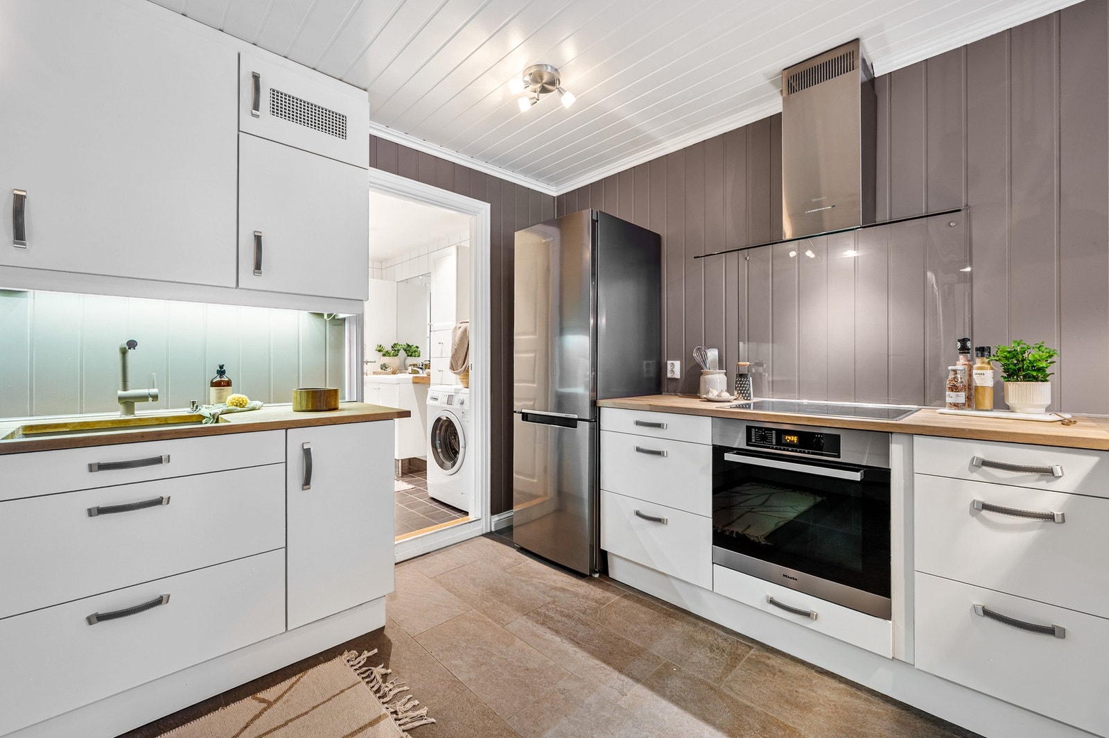 Kjøkkenet har gode lagringsmuligheter med romslig skapplass. Galleribilde