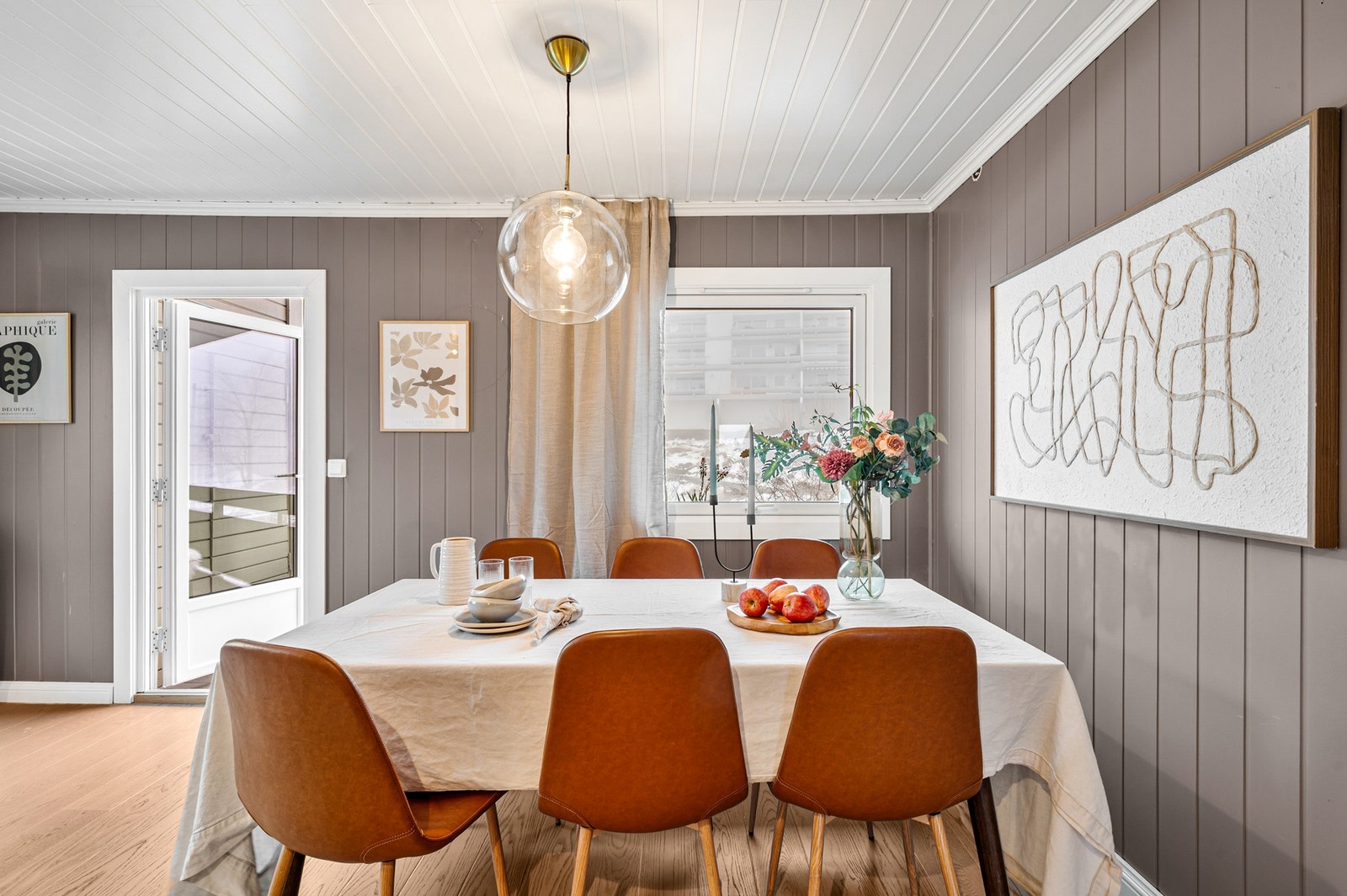 Stue/kjøkken har god plass til spisebord og en hyggelig spiseplass. Galleribilde