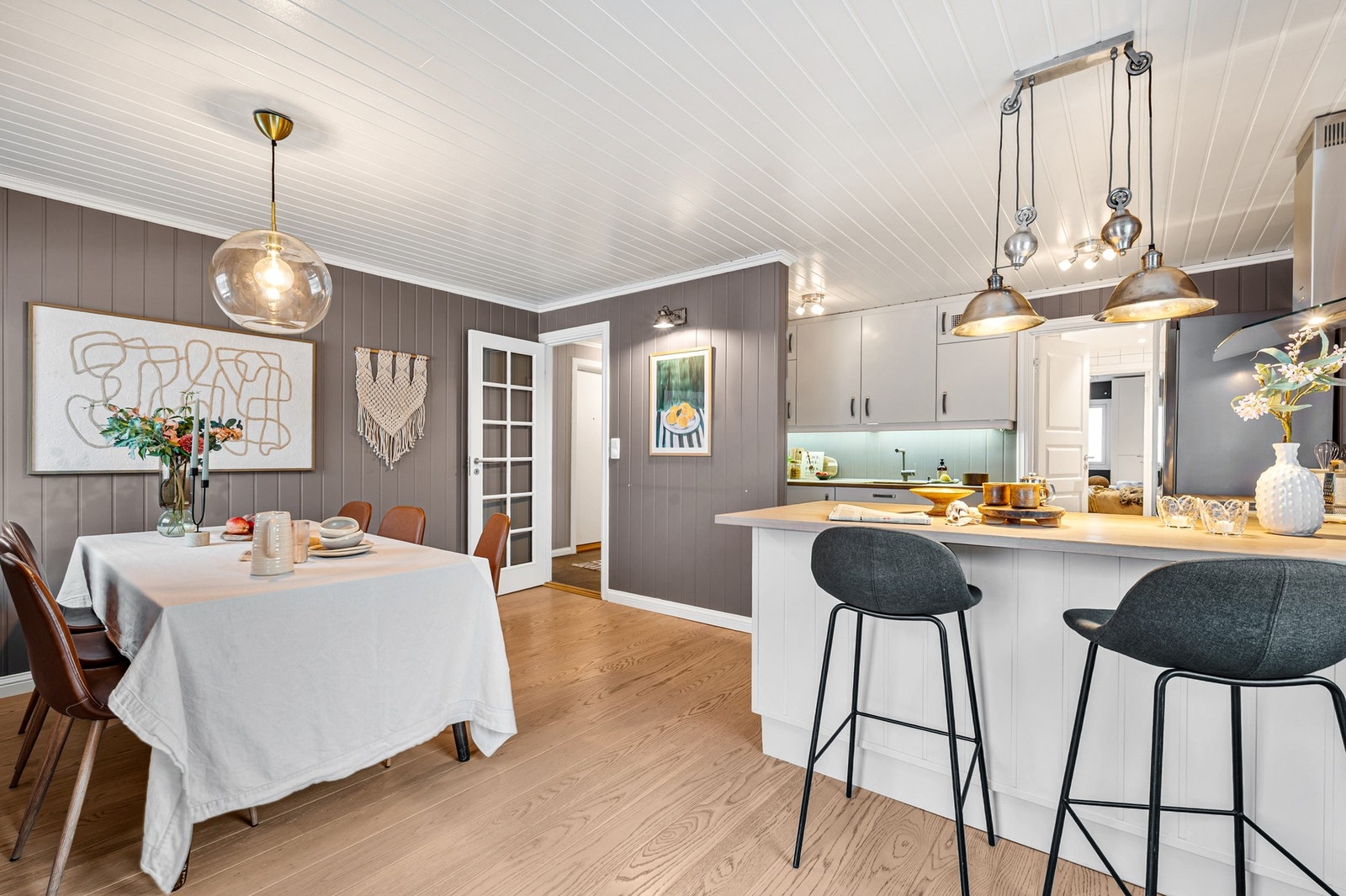 Praktisk sitteplass ved kjøkkenøya - perfekt til frokost, en kaffekopp eller hyggelige samtaler. Galleribilde