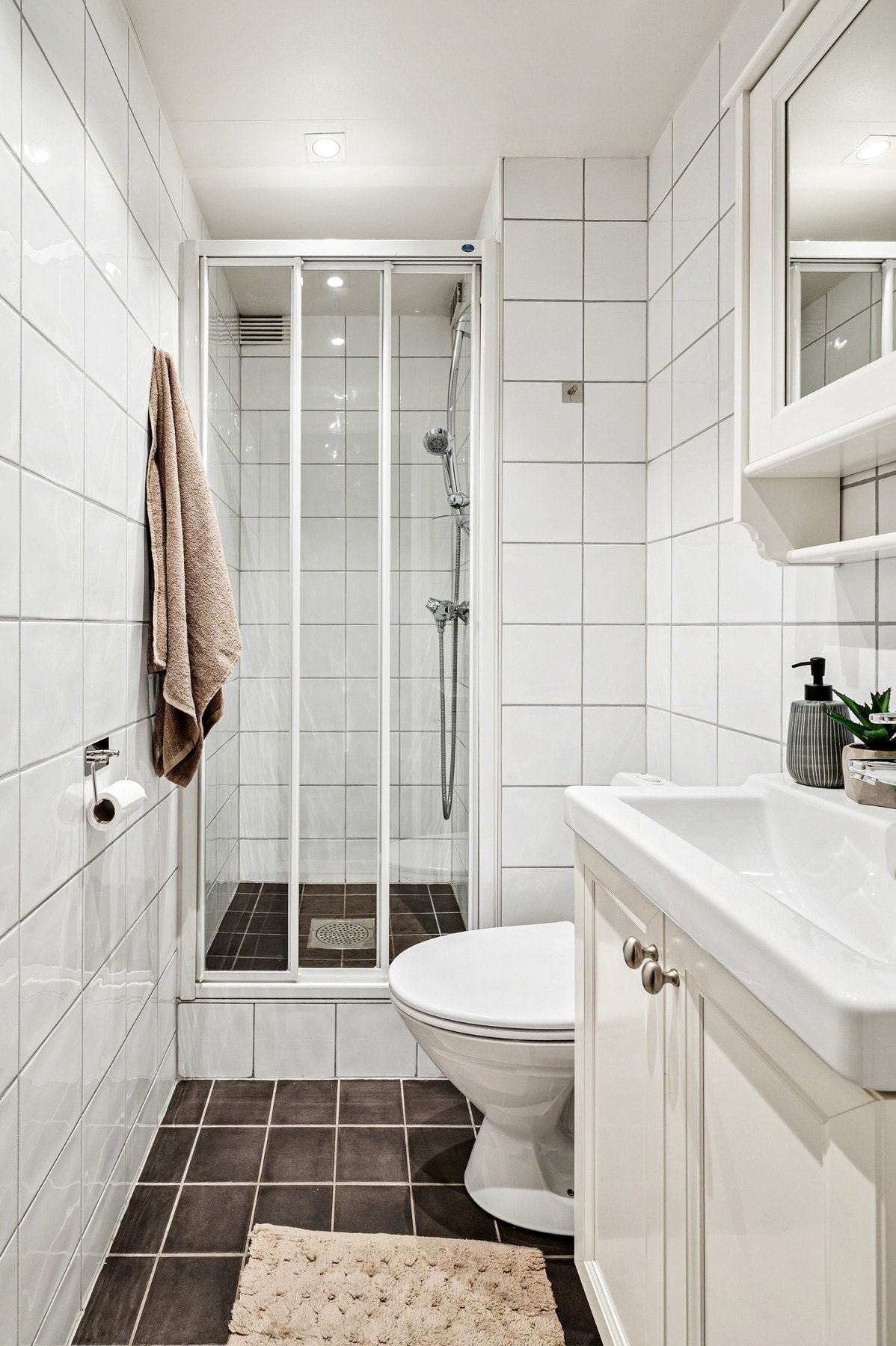 Badet har flislagt gulv med gulvvarme for ekstra komfort. Galleribilde