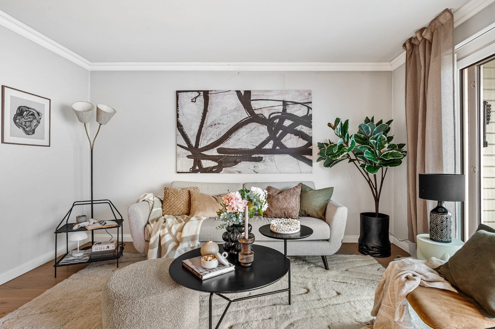 Stue har store vindusflater byr på naturlig lys og gode møbleringsmuligheter. Galleribilde