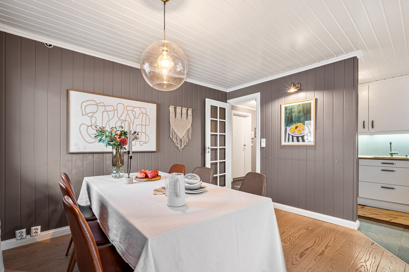 Leiligheten har god plass til en hyggelig spisestue med spisebord, perfekt for å nyte gode måltider i hyggelig selskap. Galleribilde