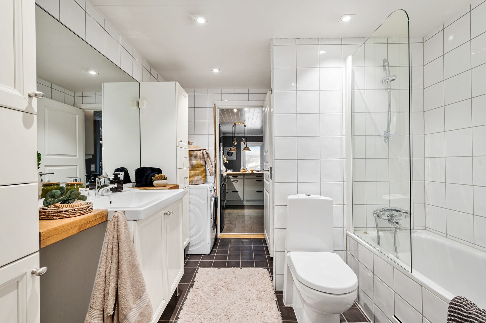 Det andre badet er romsligere og har opplegg for vaskemaskin. Galleribilde