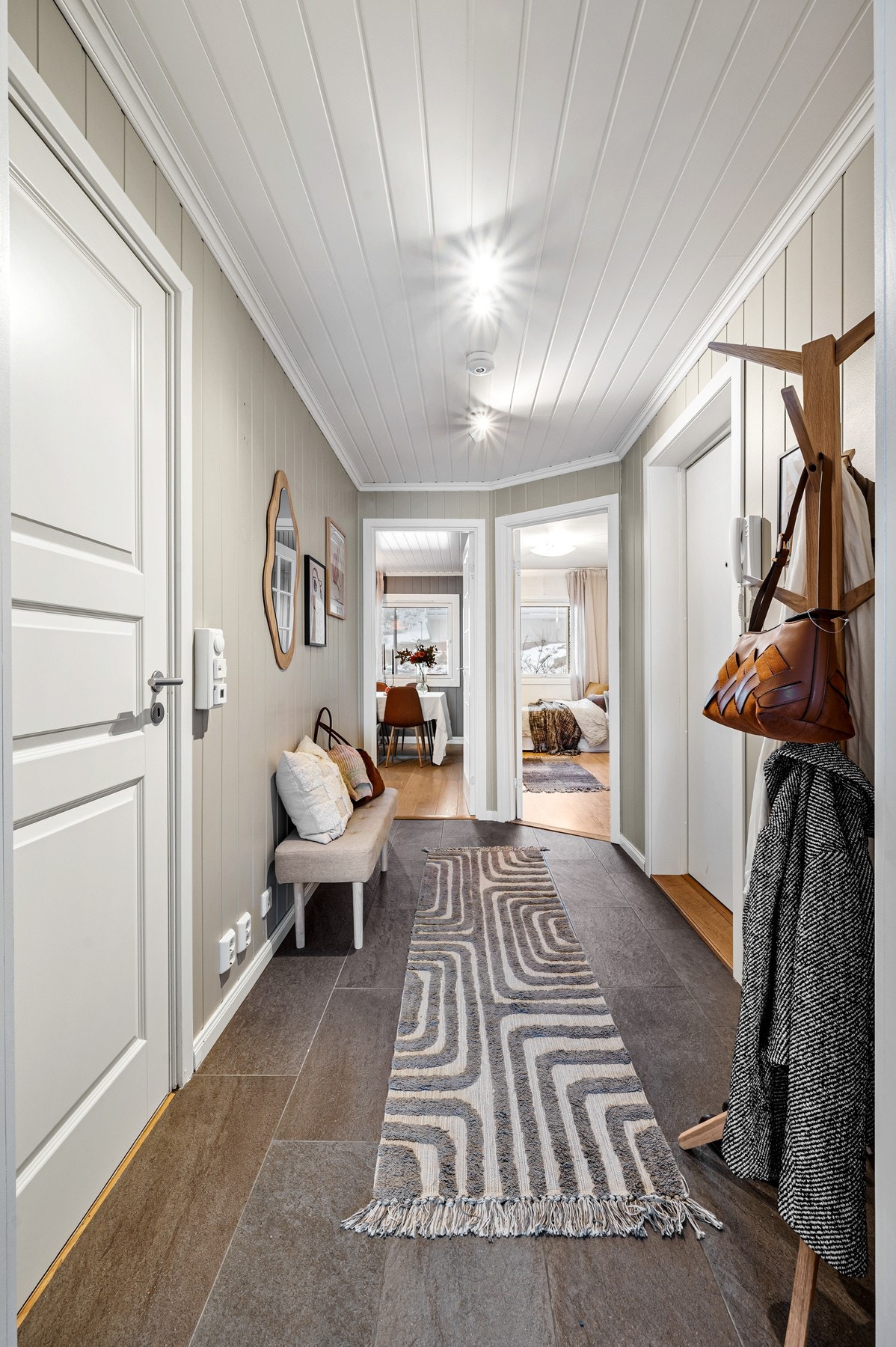 Romslig og hyggelig entré som gir et godt førsteinntrykk av leiligheten. Galleribilde