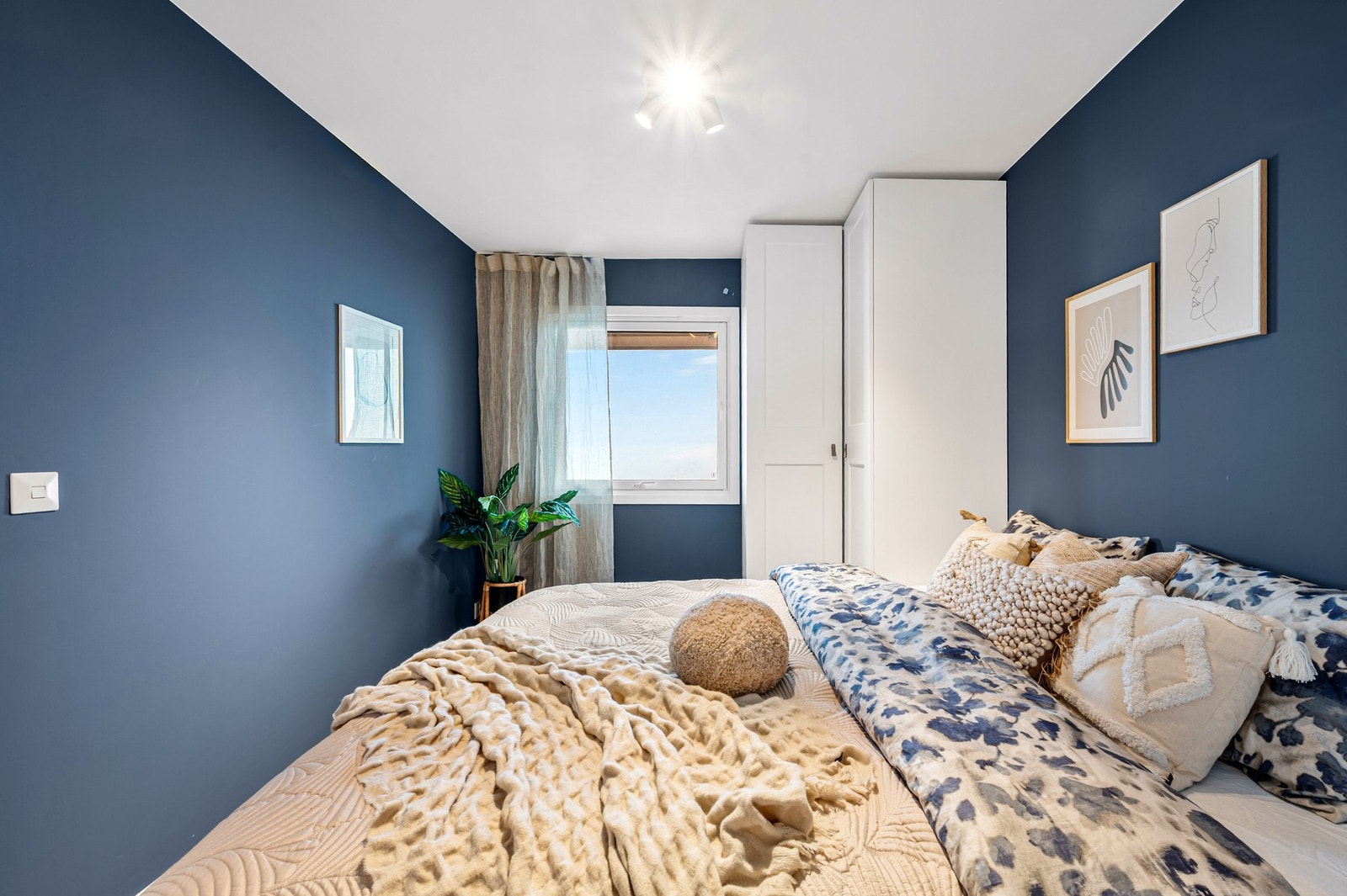 Her er det god plass til en dobbeltseng, stor garderobeløsning og øvrige møbler ved behov. Galleribilde