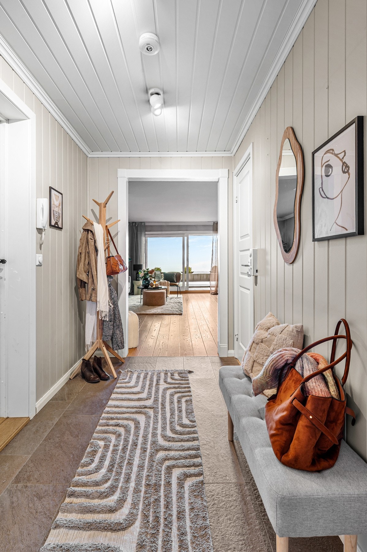 Entrén har god plass til oppbevaring av yttertøy. Galleribilde