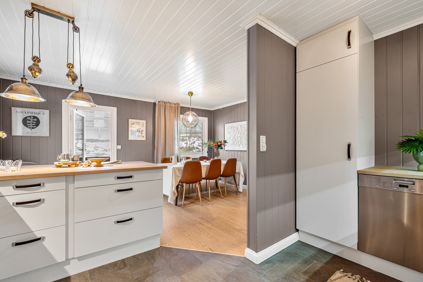 Leiligheten har et romslig kjøkken med gode arbeidsflater og god plass til matlaging. Galleribilde