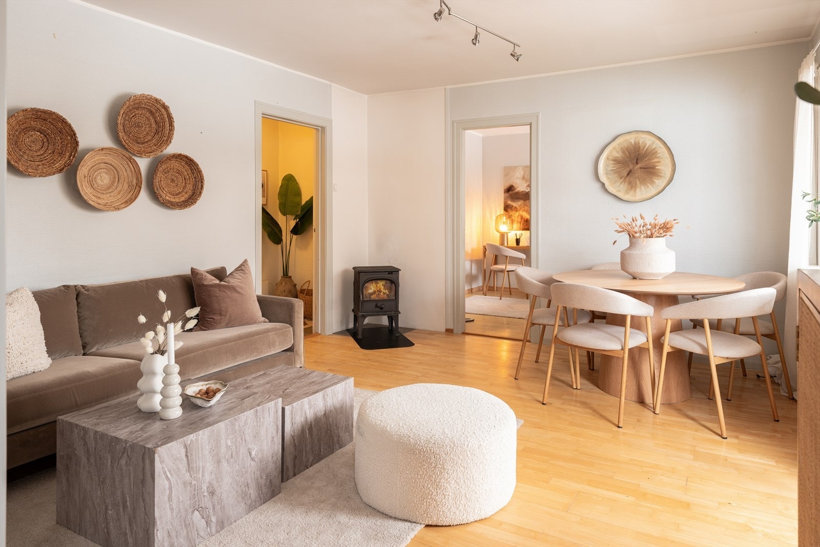 Velkommen til Stabells veg 11B - En lekker og praktisk 2-roms leilighet med solrik balkong, parkeringsplass og feltes beste beliggenhet. Galleribilde