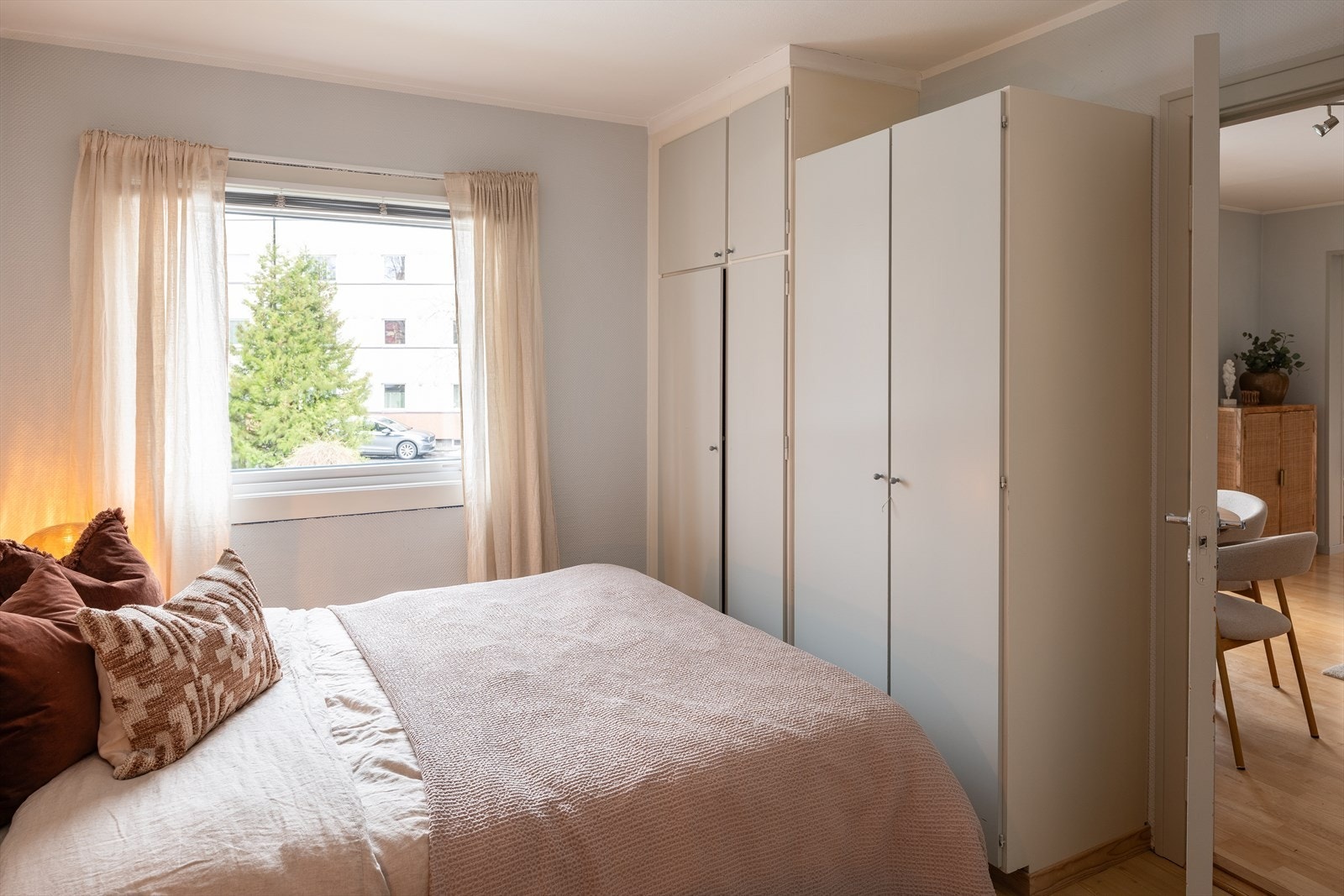 Garderobeskapene som står, medfølger handelen. Galleribilde