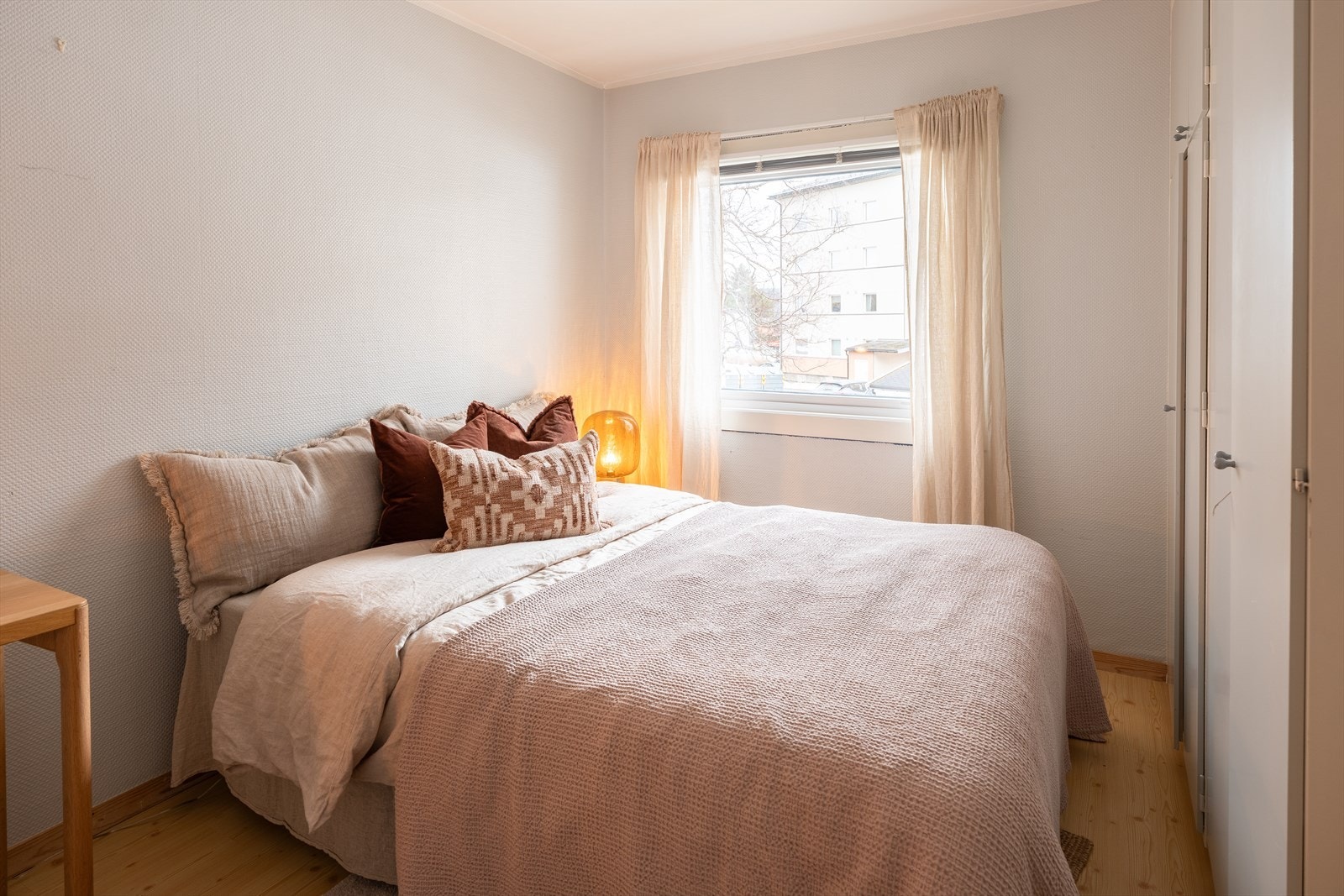 Her er det god plass til dobbeltseng, kontorplass og ønsket garderobeløsning. Galleribilde