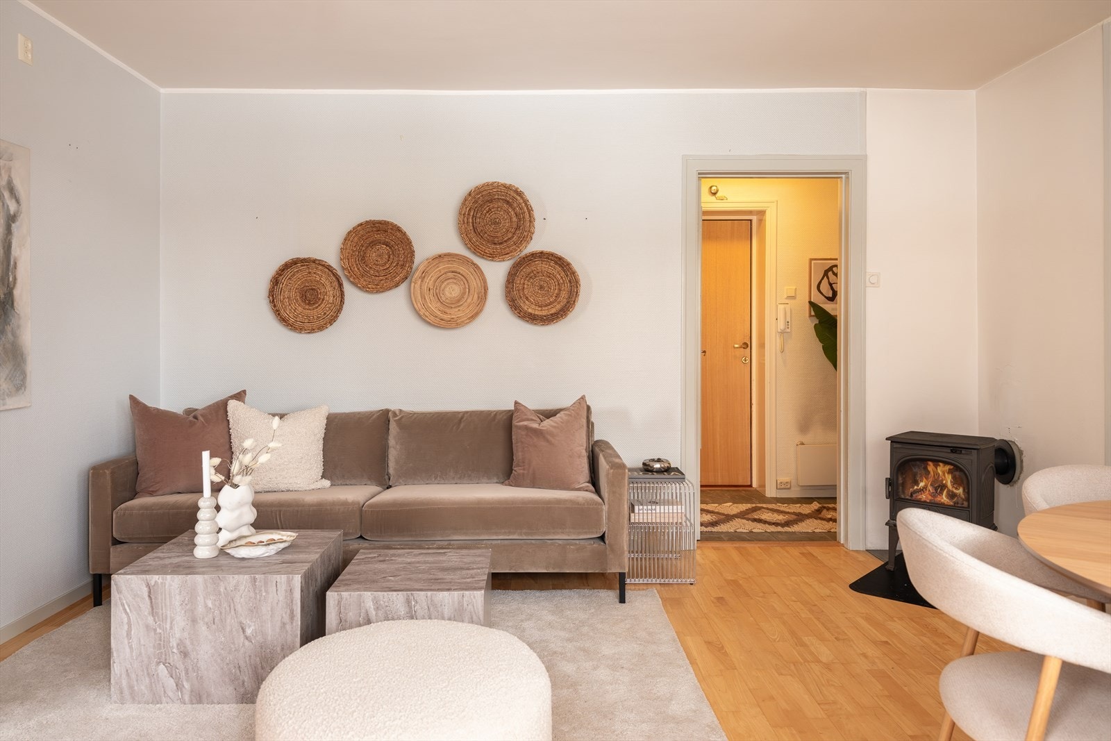 Felleskostnader utgjør kr. 3 332 per måned. Felleskostnadene inkluderer blant annet betjening av andel fellesgjeld, tv/internett, renhold, kommunale avgifter, felles bygningsforsikring og diverse vedlikehold/drift iht. regnskap. Galleribilde