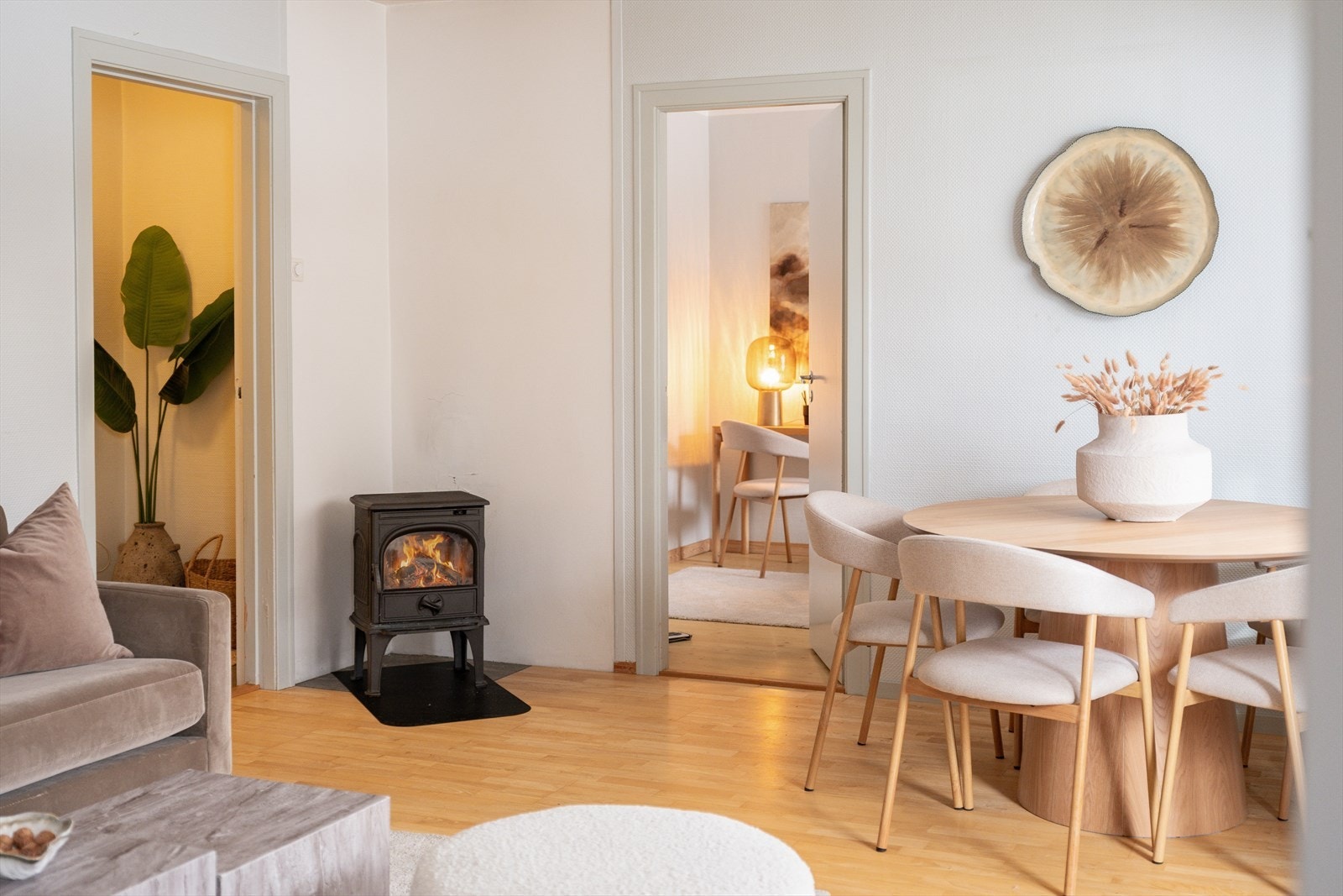 Leiligheten varmes opp ved vedfyring, som både bidrar til reduserte energikostnader og en lun atmosfære. Galleribilde