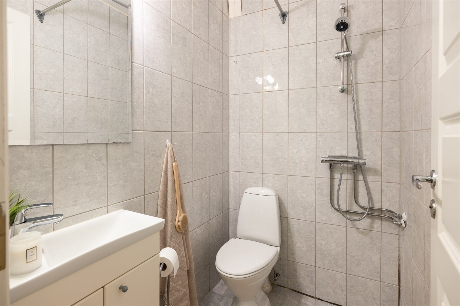 Det er felles vaskeri med to vaskemaskiner, en tørketrommel og en elektrisk rulle som fritt kan benyttes av beboerne. Galleribilde