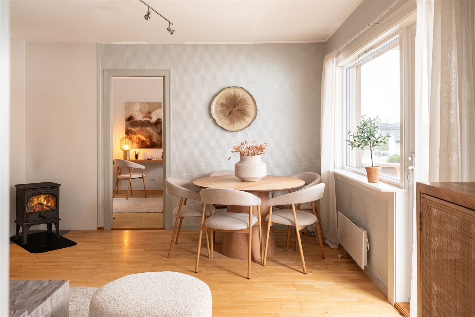 Leiligheten har en gjennomtenkt og smart planløsning, det er også rikelig med bodplass fordelt på 2 boder i kjeller og 1 på loft. Galleribilde