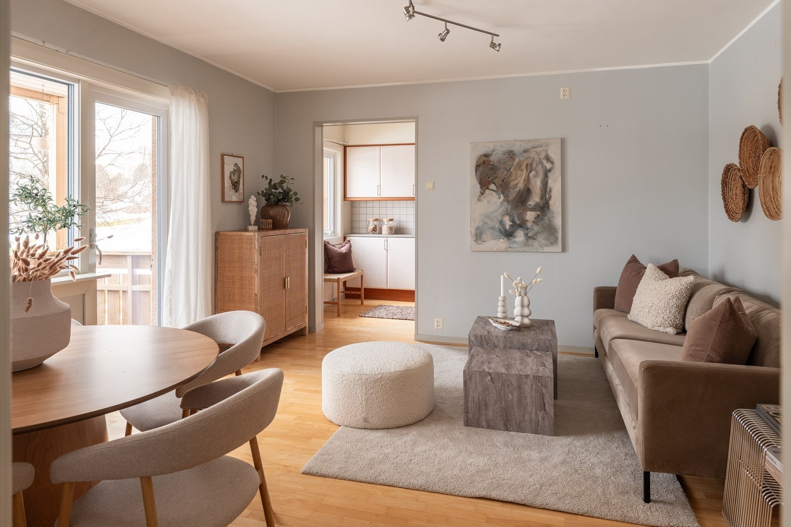 Stuerommet er på 17,5m² og har adskilt kjøkken på 8m². Galleribilde