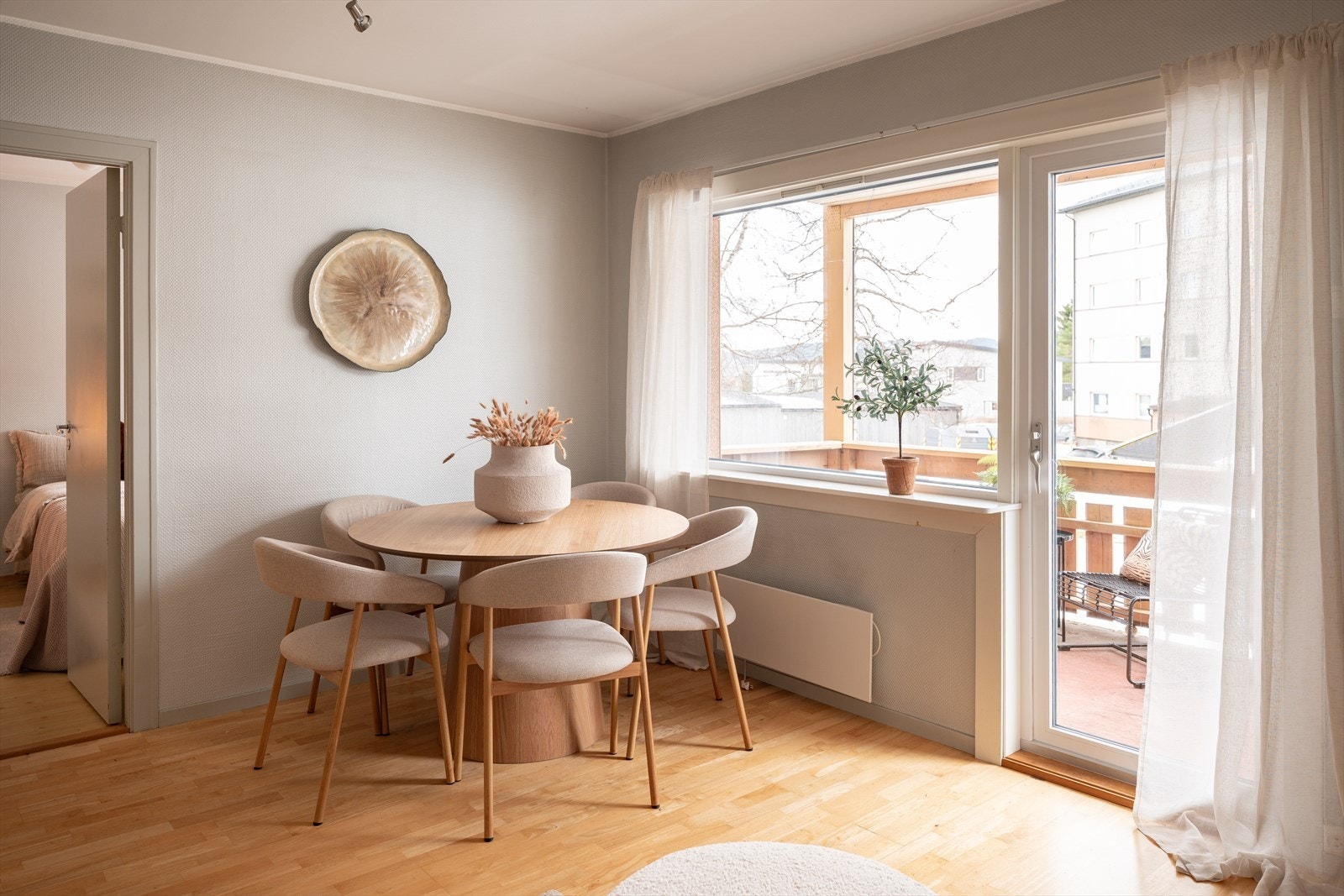 Selger har fått bekreftelse fra styret om at parkeringsplass medfølger. Det er i dag montert el-bil lader som kan medfølge ved avtale med selger. Galleribilde